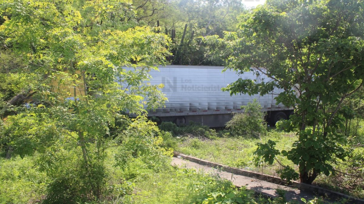 trailer se sale del camino y choca contra arboles en el libramiento mazatlan culiacan percance