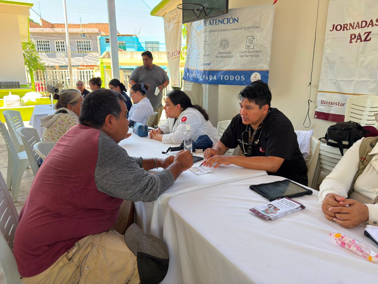 Llevan trámites y servicios gratuitos a familias de la colonia Mazatlán II