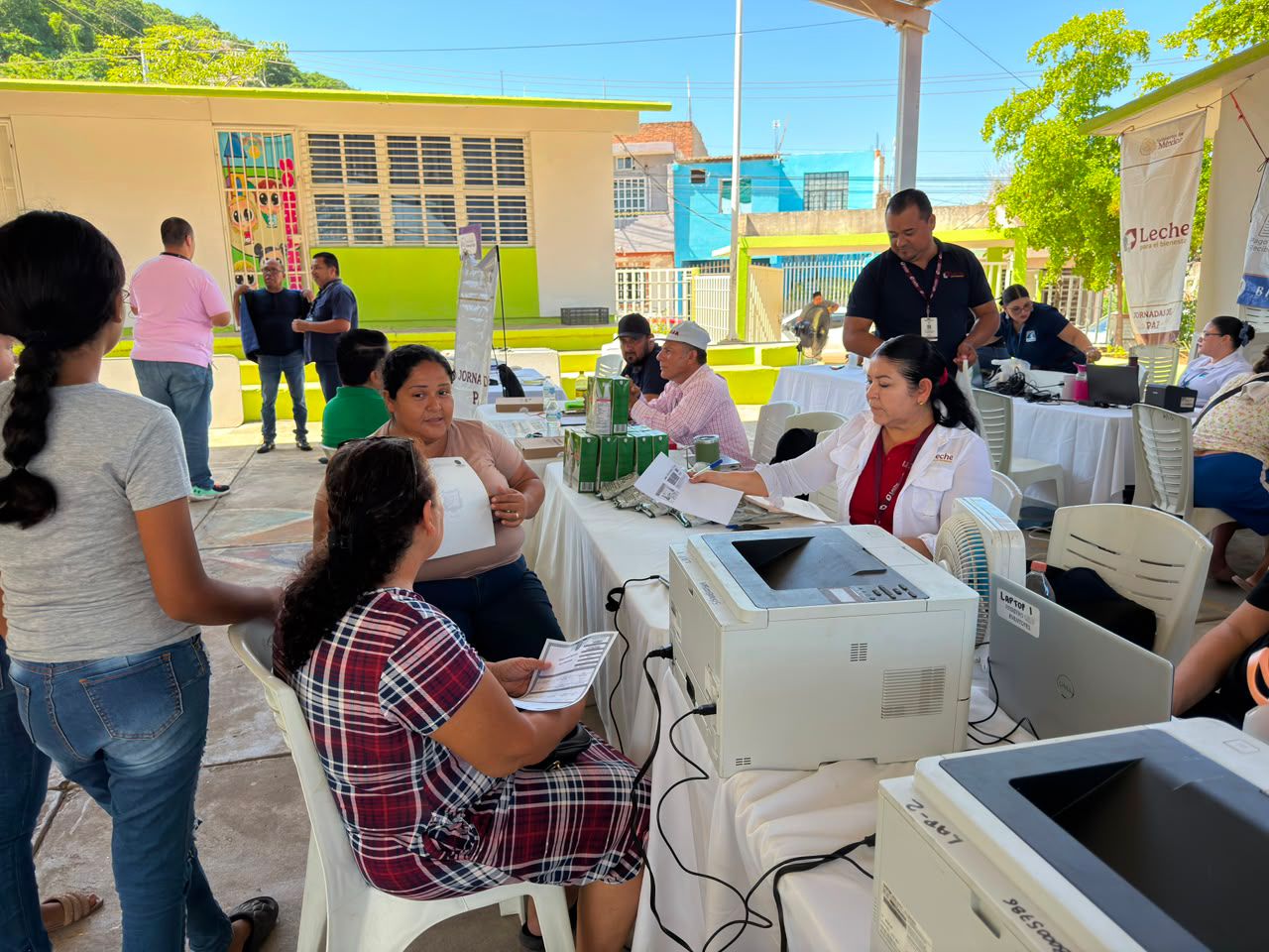 Llevan trámites y servicios gratuitos a familias de la colonia Mazatlán II