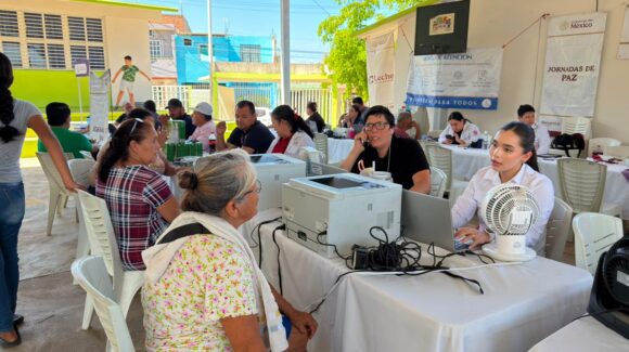 Llevan trámites y servicios gratuitos a familias de la colonia Mazatlán II