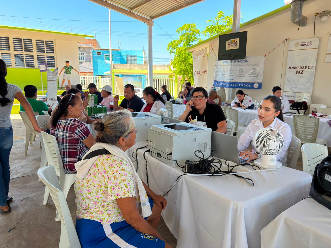 Llevan trámites y servicios gratuitos a familias de la colonia Mazatlán II