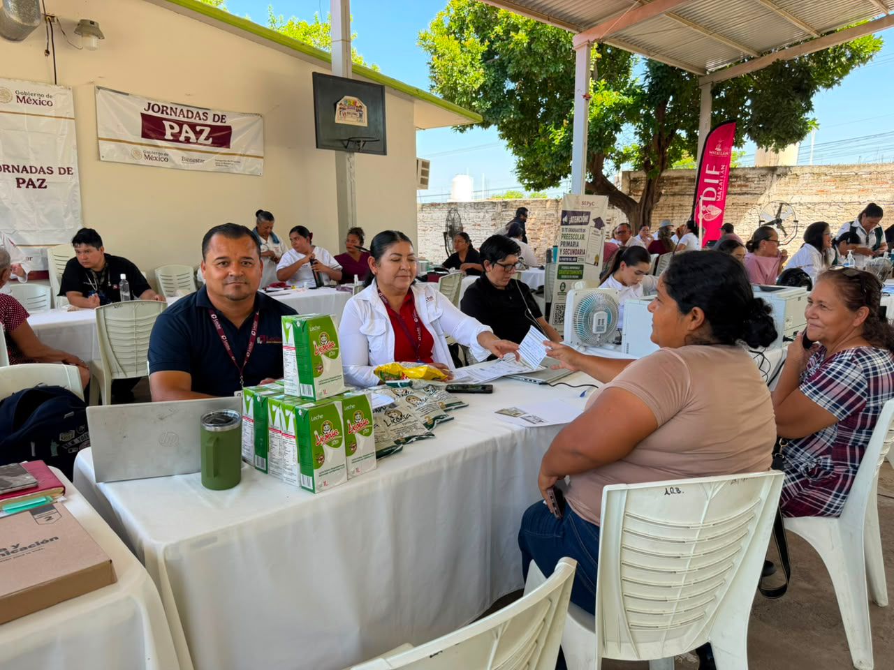 Llevan trámites y servicios gratuitos a familias de la colonia Mazatlán II