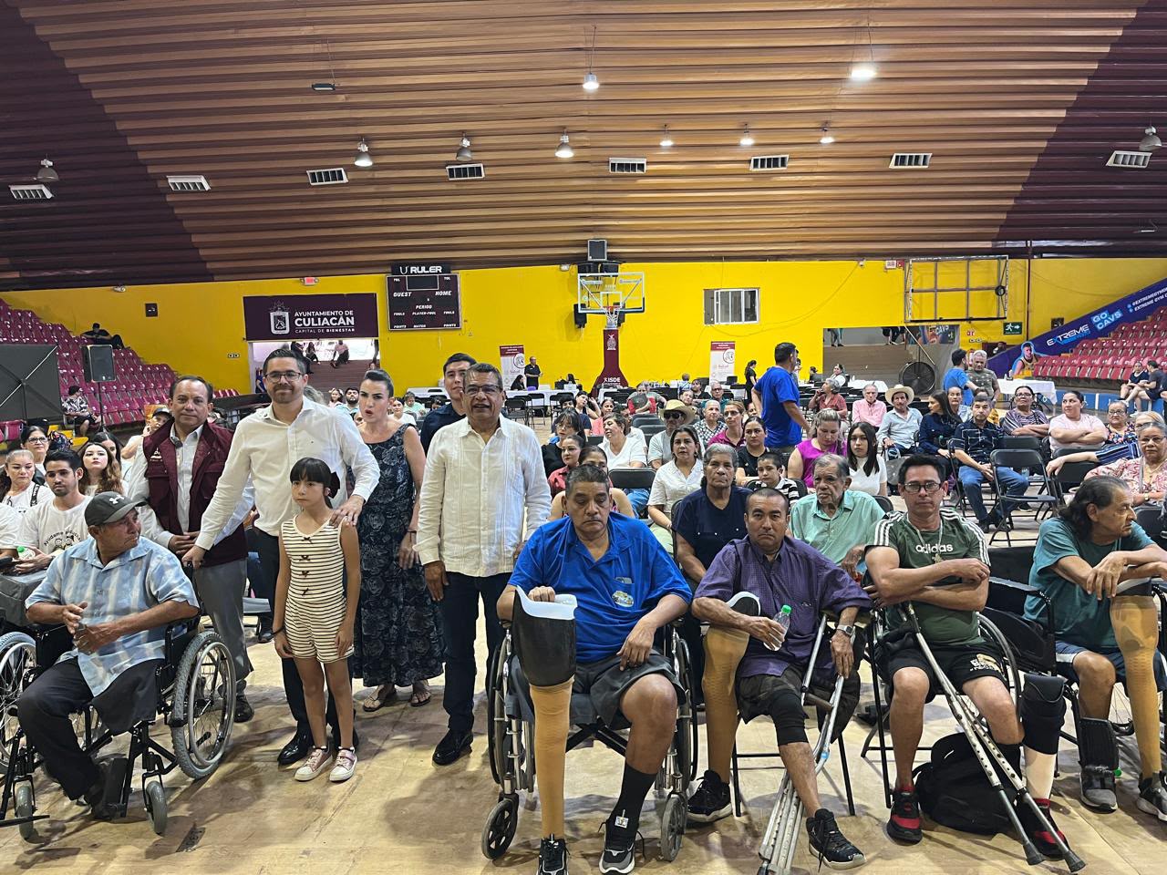 Tres rosarenses reciben prótesis del Sistema DIF