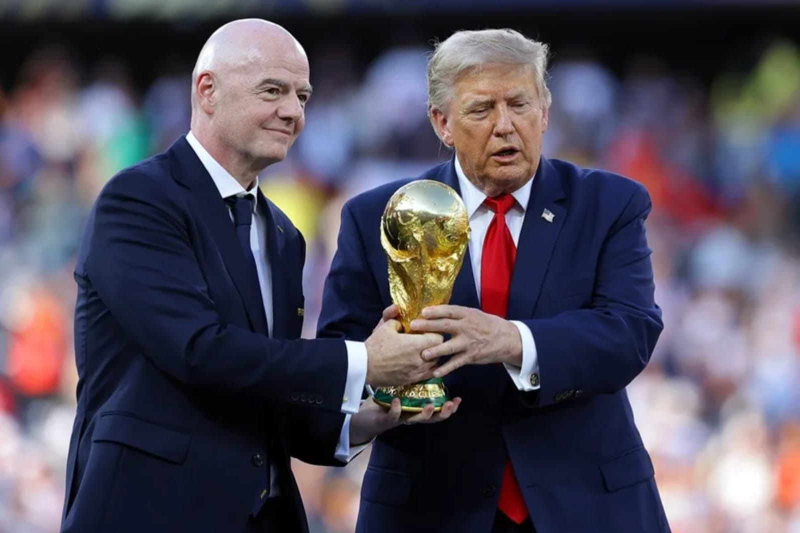 Trump con el dircetor de la FIFA