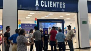 usuarios abarrotan centros de atencion en culiacan tras suspension de lineas