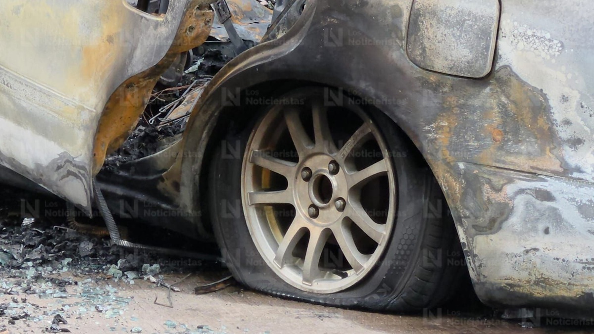 vandalizan domicilio y queman un carro en camino real de culiacan llanta