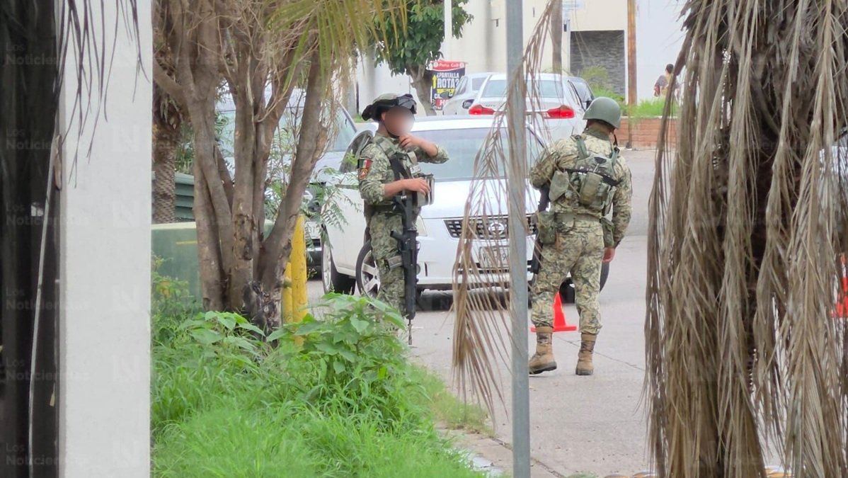 vandalizan domicilio y queman un carro en camino real de culiacan militar
