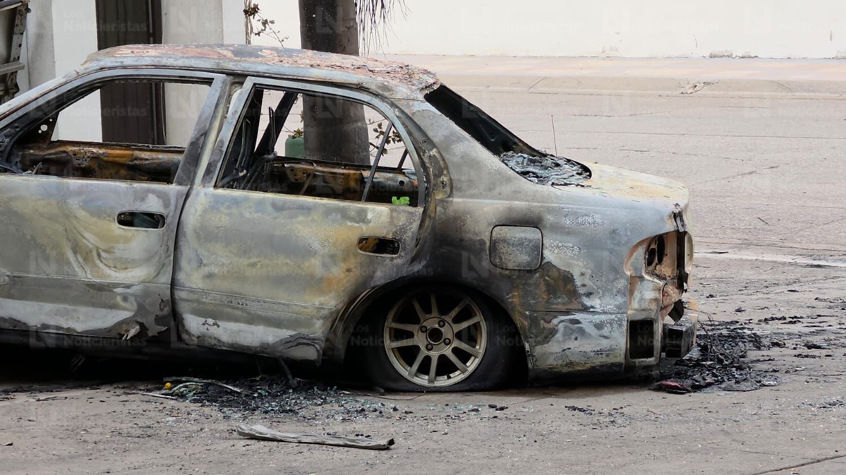 vandalizan domicilio y queman un carro en camino real de culiacan quemado