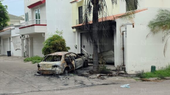 Vandalizan domicilio y queman un carro en Camino Real de Culiacán, Sinaloa