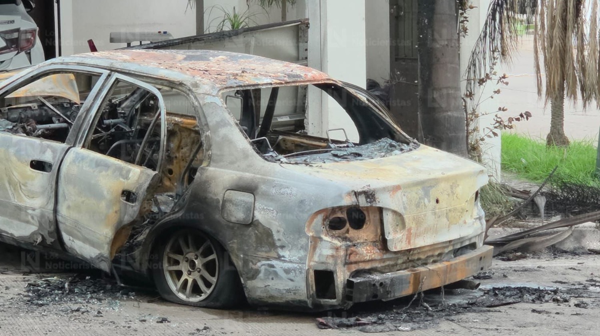 vandalizan domicilio y queman un carro en camino real de culiacan toyota