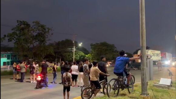 Por más de tres horas, vecinos de El Castillo, en Mazatlán, bloquean la México 15; exigen atención por falta de energía eléctrica