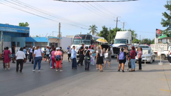 ¡Sin agua y sin respuestas! Vecinos de la Isla de la Piedra en Mazatlán, Sinaloa bloquean avenida y toman oficinas de Jumapam