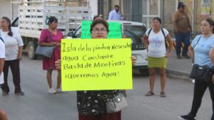 vecinos de la isla de la piedra en mazatlán bloquean avenida y toman oficinas de jumapam agua
