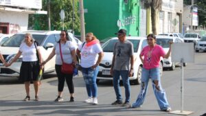 vecinos de la isla de la piedra en mazatlán bloquean avenida y toman oficinas de jumapam joven