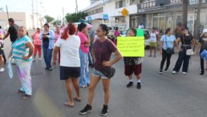 vecinos de la isla de la piedra en mazatlán bloquean avenida y toman oficinas de jumapam jovenes