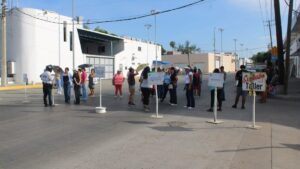 vecinos de la isla de la piedra en mazatlán bloquean avenida y toman oficinas de jumapam lugar