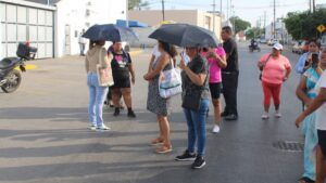 vecinos de la isla de la piedra en mazatlán bloquean avenida y toman oficinas de jumapam señoras