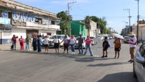 vecinos de la isla de la piedra en mazatlán bloquean avenida y toman oficinas de jumapam servicio
