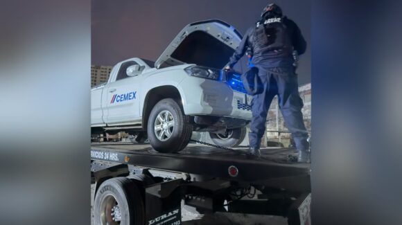 Aseguran camioneta con logos de CEMEX, blindada y con estrobos policiales y otros vehículos en Mazatlán
