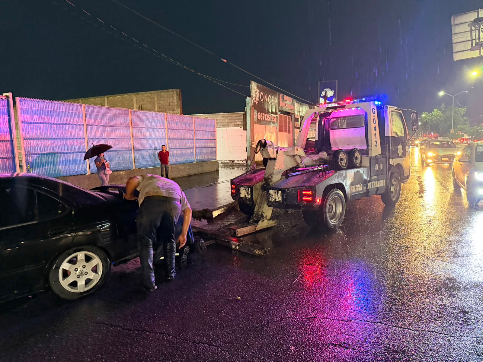 Vehículo dañado por lluvias en Culiacán