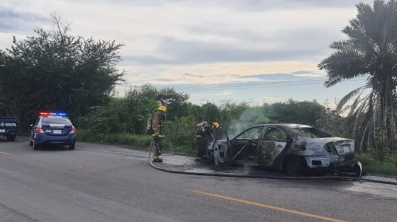 Explosión provoca incendio de un automóvil en la carretera a playa Las Glorias, en Guasave, Sinaloa ; dos mujeres resultan ilesas