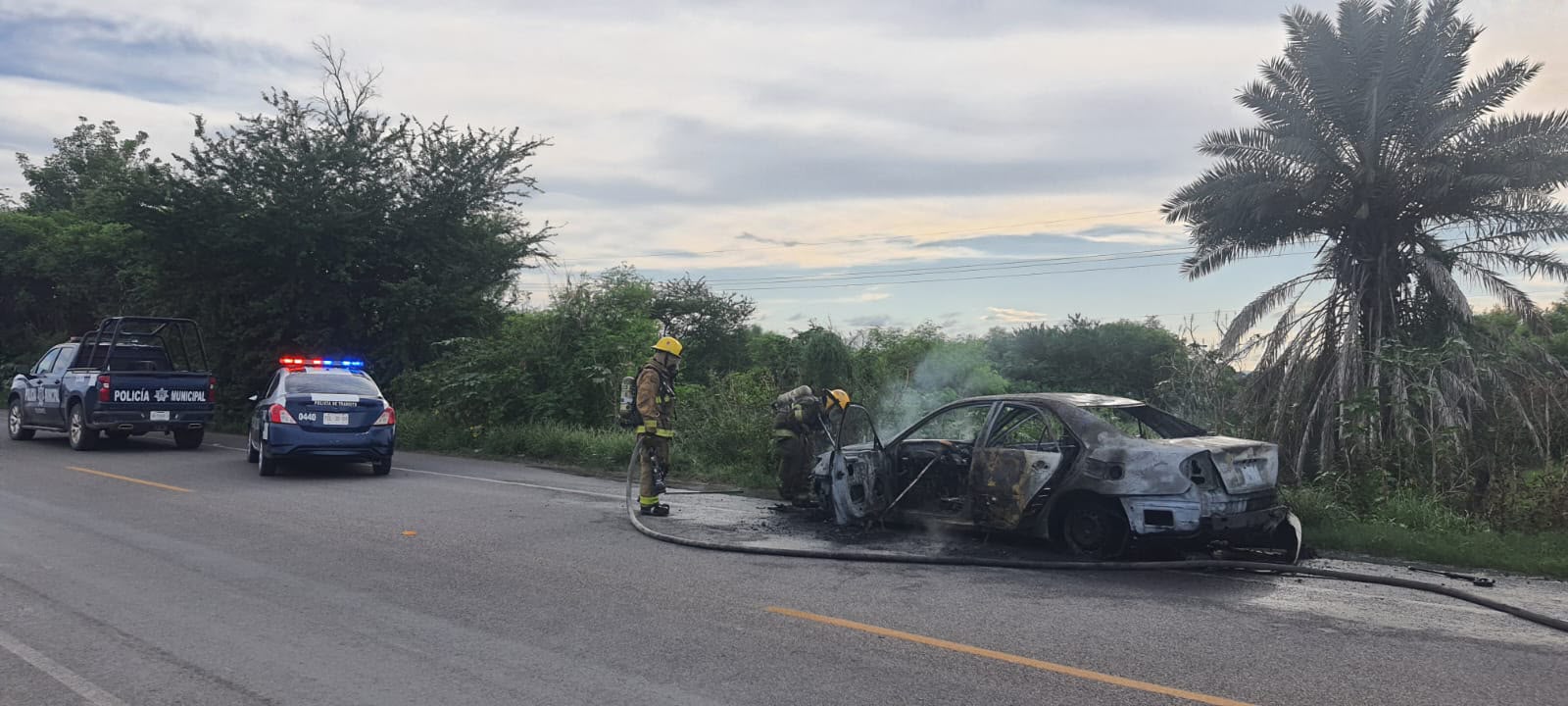 Vehículo se incendia en carretera en Guasave