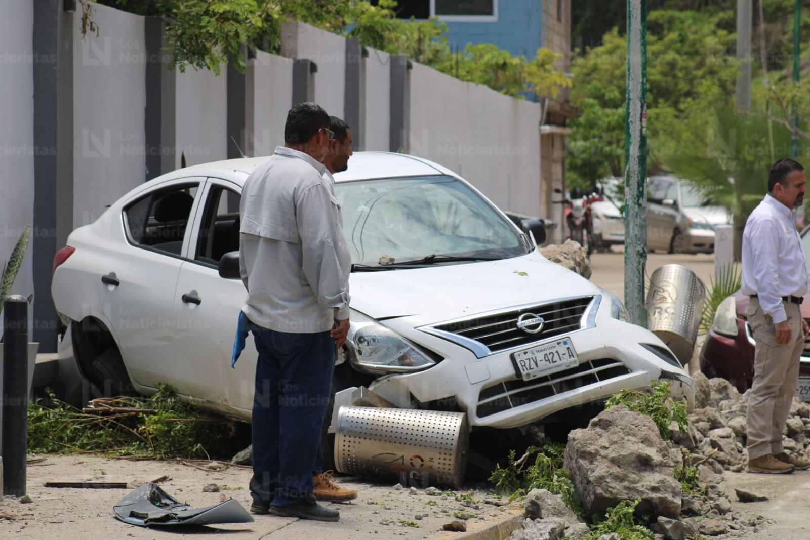 Vehículos dañados por desgaje de cerro Crestón en Mazatlán