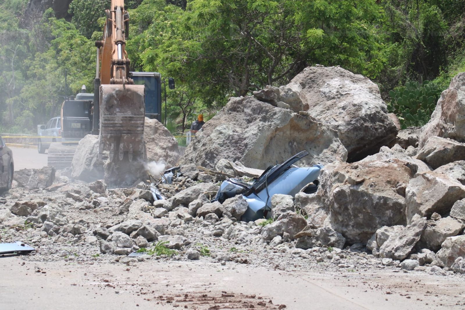 Vehículos dañados por desgaje de cerro Crestón en Mazatlán