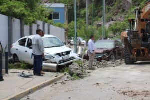 Vehículos dañados por desgaje de cerro Crestón en Mazatlán