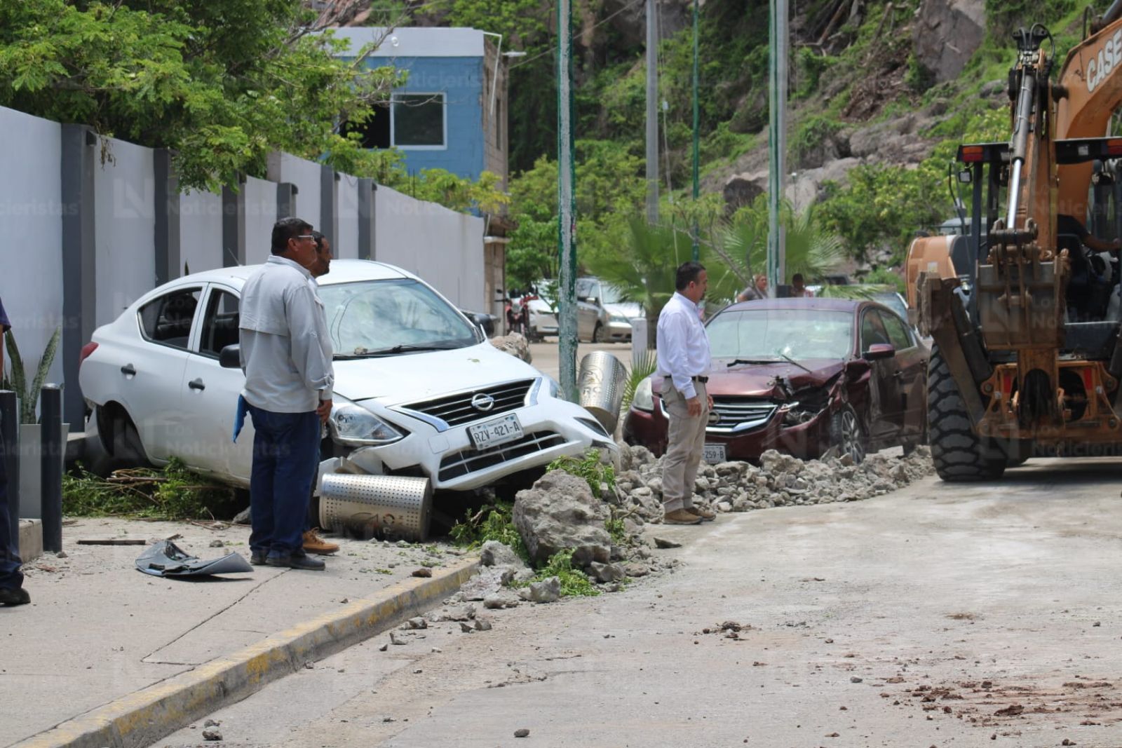 Vehículos dañados por desgaje de cerro Crestón en Mazatlán