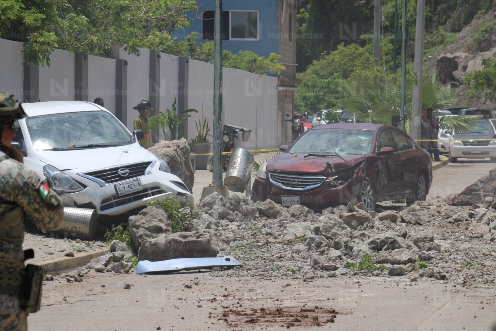 Vehículos dañados por desgaje de cerro Crestón en Mazatlán