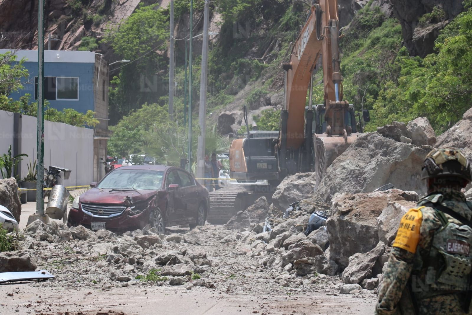 Vehículos dañados por desgaje de cerro Crestón en Mazatlán