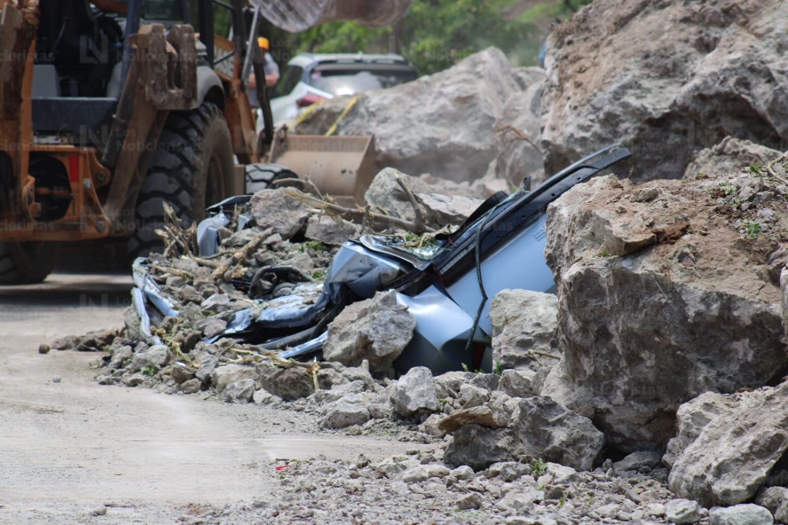 Vehículos dañados por desgaje de cerro Crestón en Mazatlán