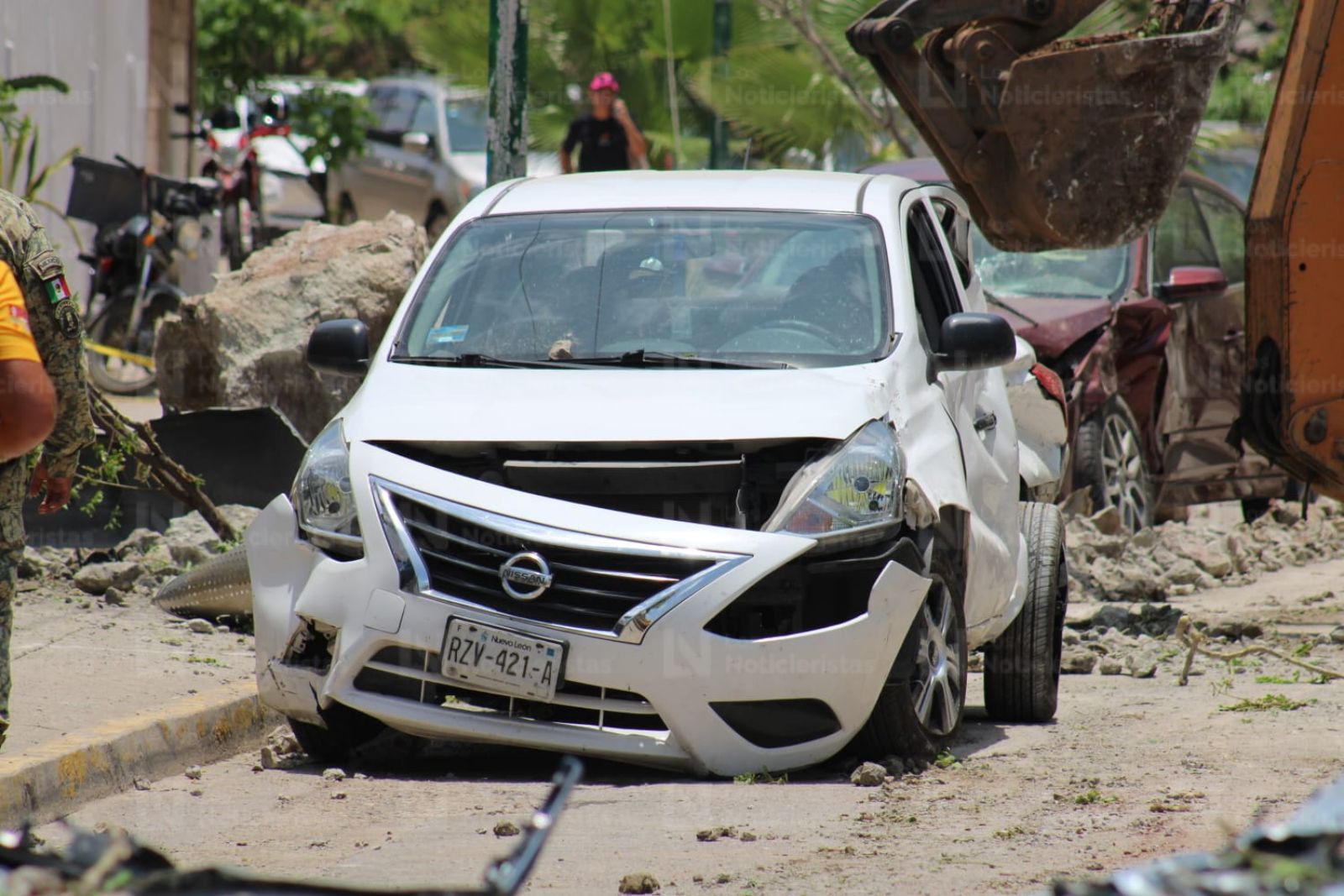 Vehículos dañados por desgaje de cerro Crestón en Mazatlán