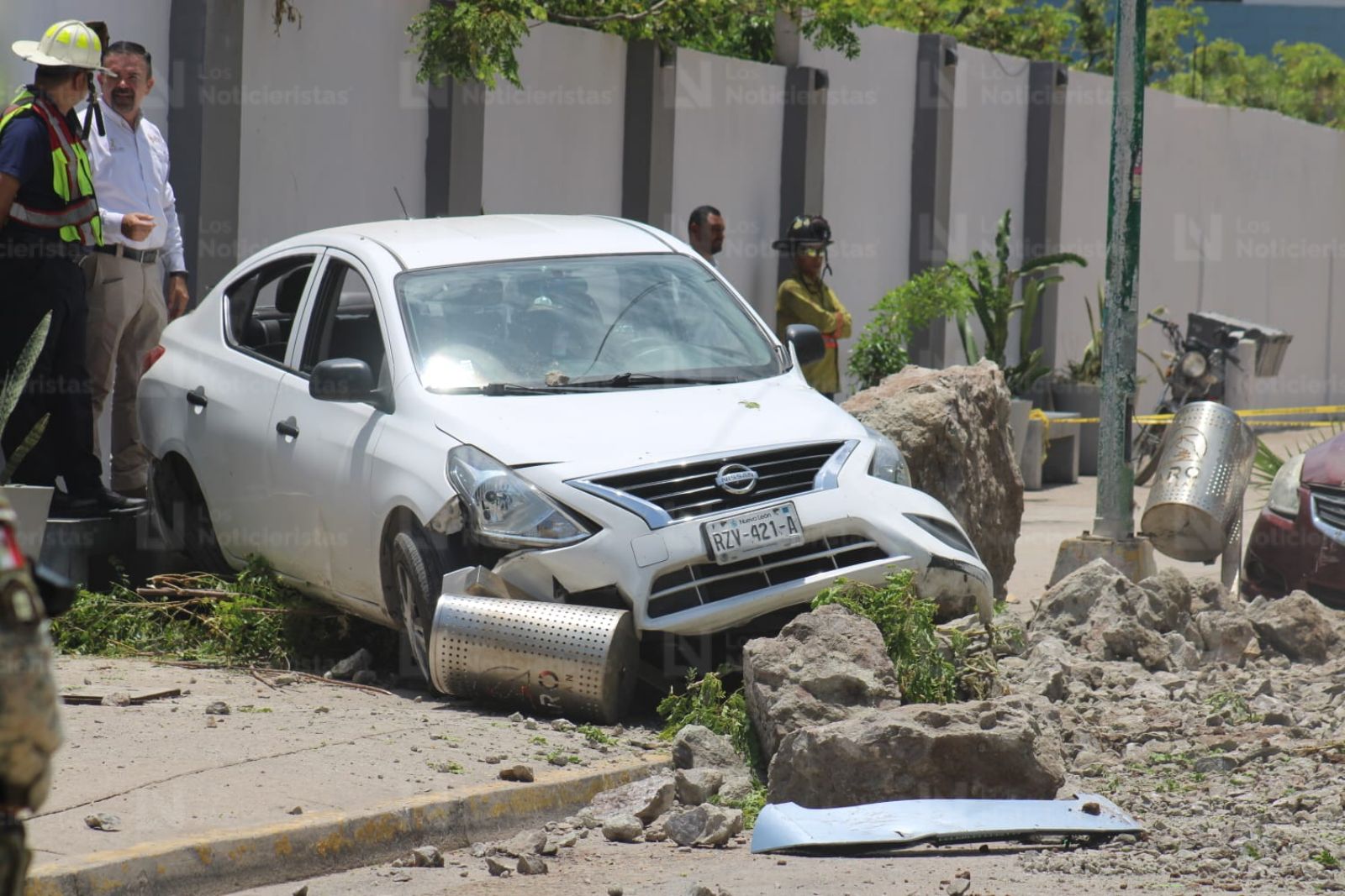Vehículos dañados por desgaje de cerro Crestón en Mazatlán