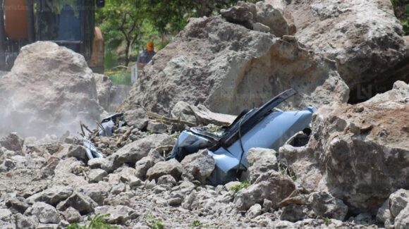 Evacúan a más de 150 personas tras derrumbe en el Faro de Mazatlán; acceso permanecerá cerrado