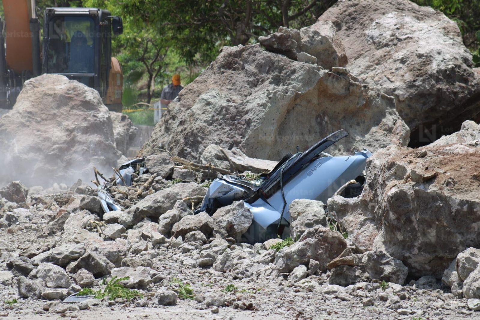 Vehículos dañados por desgaje de cerro Crestón en Mazatlán