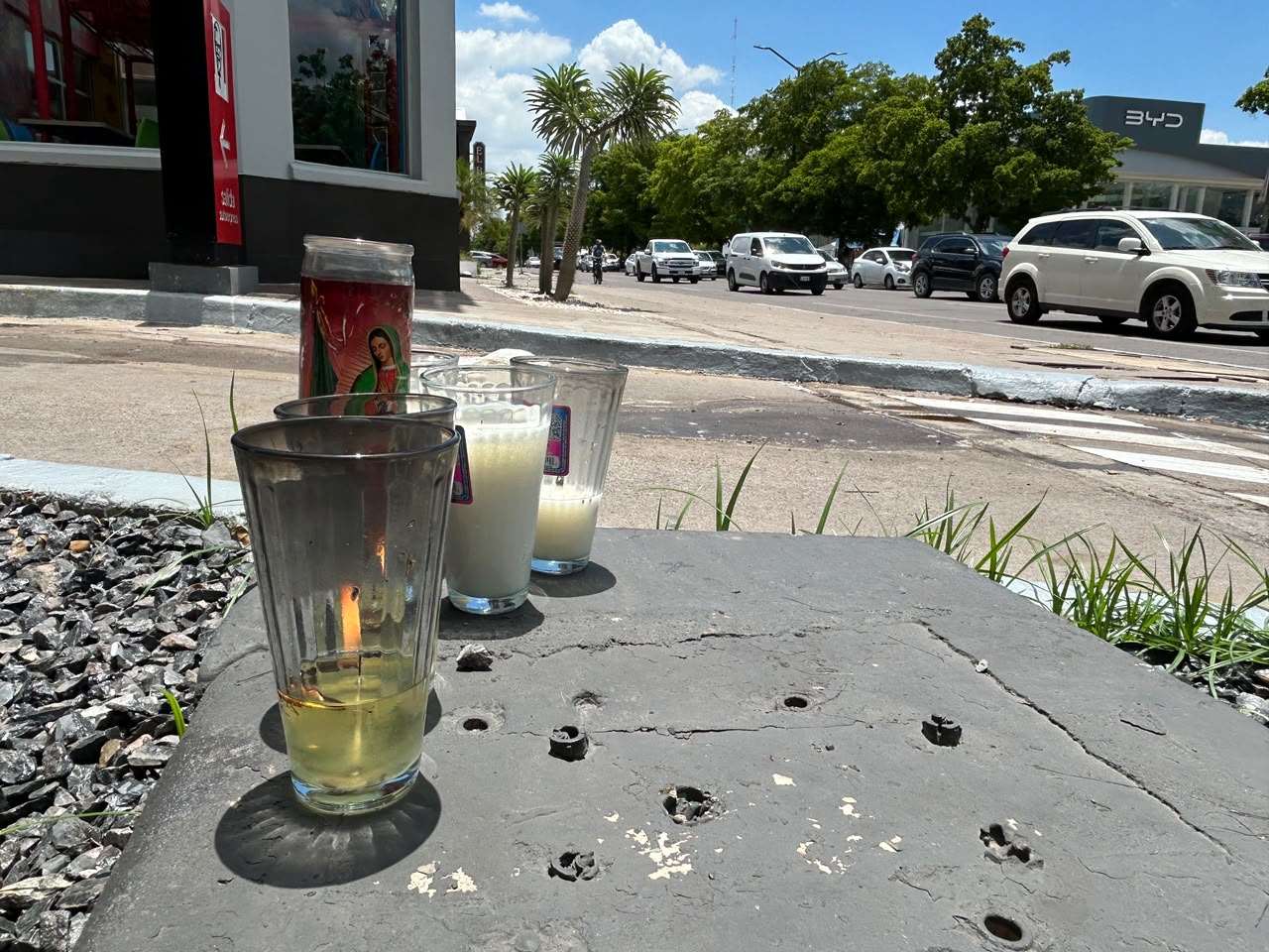 Dejan veladoras en el lugar donde fue asesinado el influencer César Gastélum