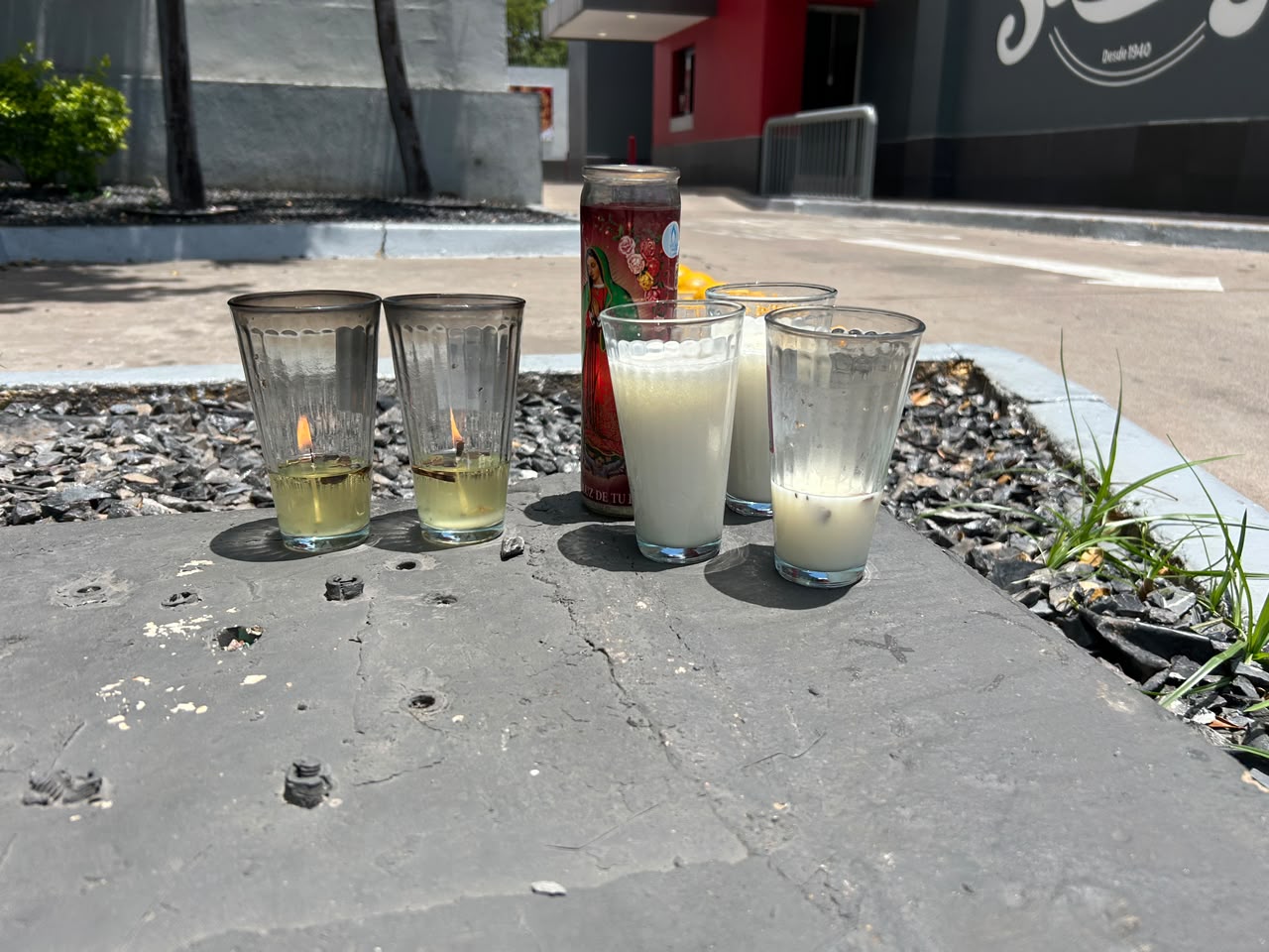 Dejan veladoras en el lugar donde fue asesinado el influencer César Gastélum