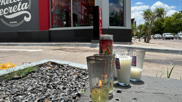 FOTOS: Dejan veladoras en el lugar donde fue asesinado el influencer César Gastélum en Culiacán