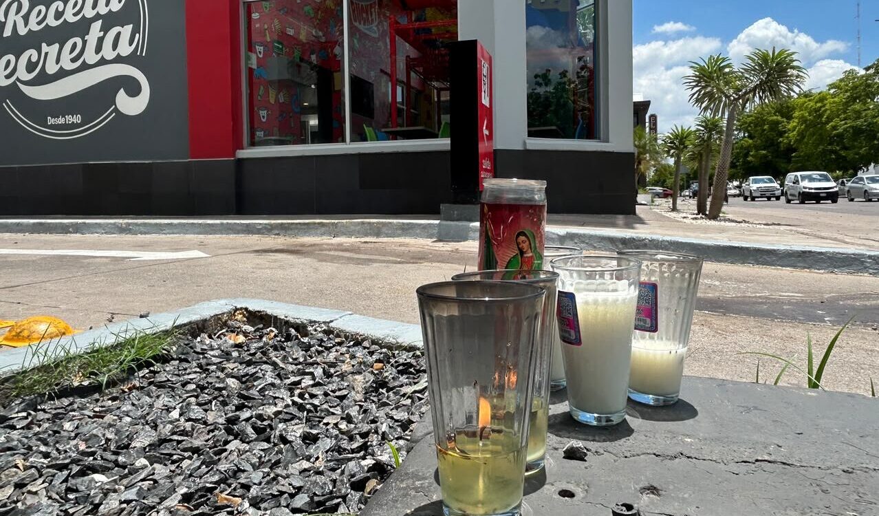 Dejan veladoras en el lugar donde fue asesinado el influencer César Gastélum