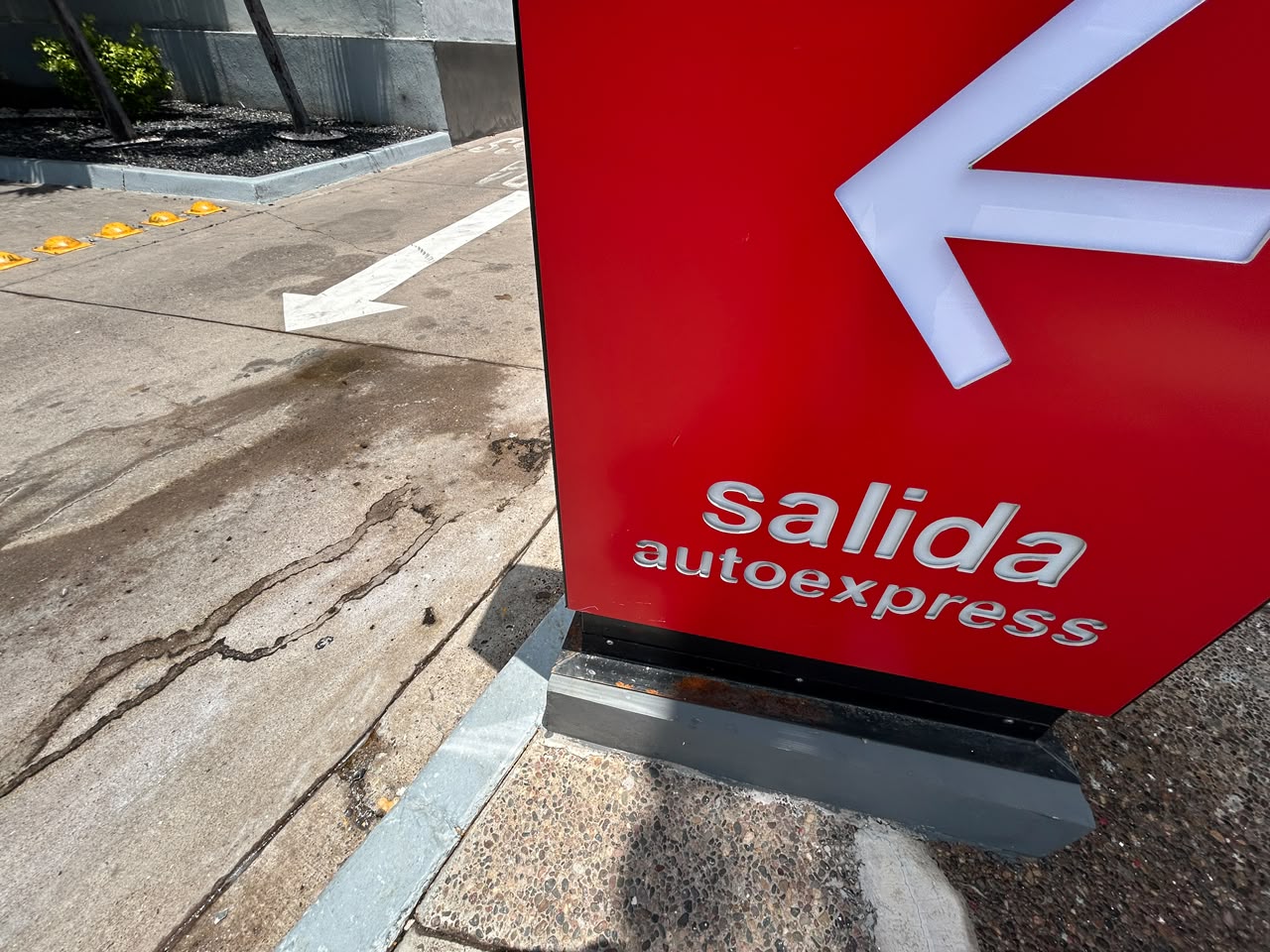 Dejan veladoras en el lugar donde fue asesinado el influencer César Gastélum