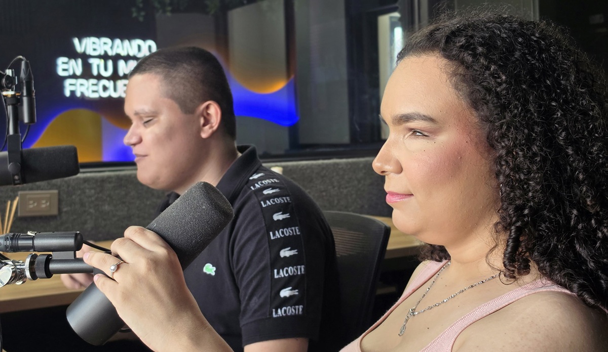 Pareja ganadora del anillo de compromiso que entregó Vibra Radio, Los Noticieristas y La Original Banda Limón en Guamúchil