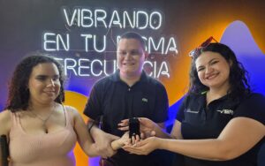 Ellos son los ganadores del anillo de compromiso que entregó Vibra Radio y La Original Banda Limón, en Guamúchil.