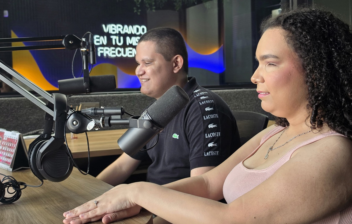 Pareja ganadora del anillo de compromiso que entregó Vibra Radio, Los Noticieristas y La Original Banda Limón en Guamúchil