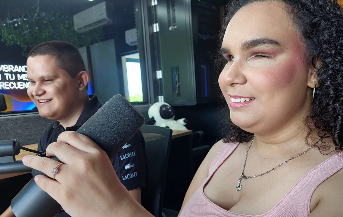 Pareja ganadora del anillo de compromiso que entregó Vibra Radio, Los Noticieristas y La Original Banda Limón en Guamúchil