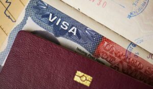 EU amplía revisión de redes sociales para visas de trabajo y de periodistas
