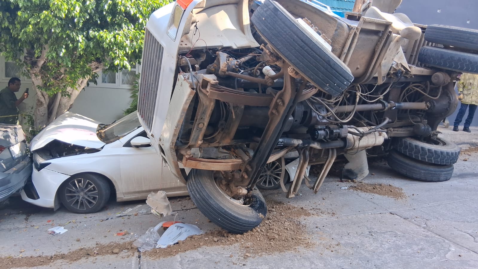Camión de volteo se vuelca y embiste varios vehículos en centro de Mazatlán