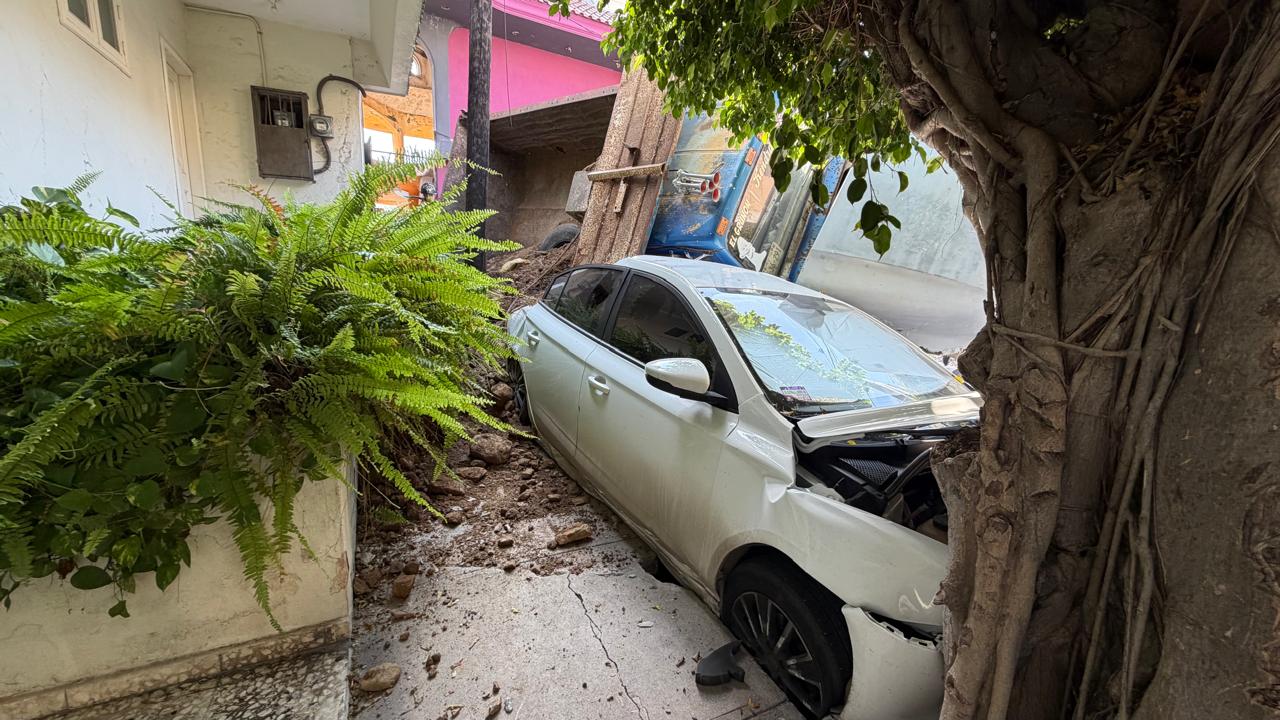 Camión de volteo se vuelca y embiste varios vehículos en centro de Mazatlán