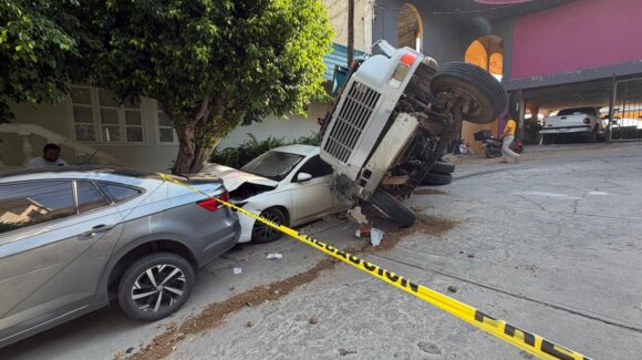Camión de volteo se vuelca y embiste varios vehículos en pleno centro de Mazatlán